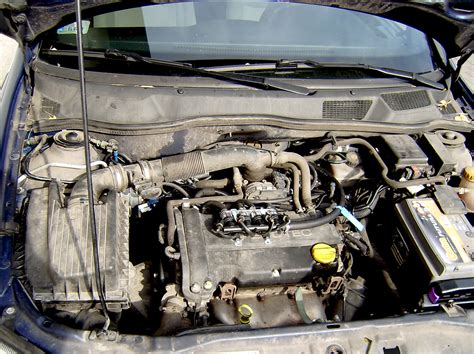 Zdjęcie przedstawiające skrzynkę bezpieczników pod maską Opel Vectra