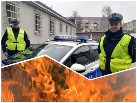 Policjanci przy gaszeniu pożaru niezamieszkałego domu