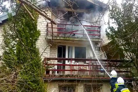Spalony garaż z samochodami, szkody po pożarze