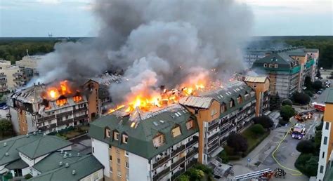 widok płonącego bloku mieszkalnego w Opolu