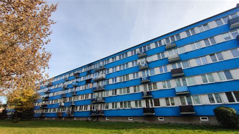 widok zniszczonej elewacji bloku po pożarze