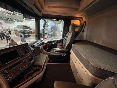 Wnętrze kabiny Scanii OSP z wyposażeniem
