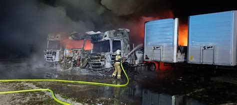 pożar bazy transportowej, zniszczone ciężarówki