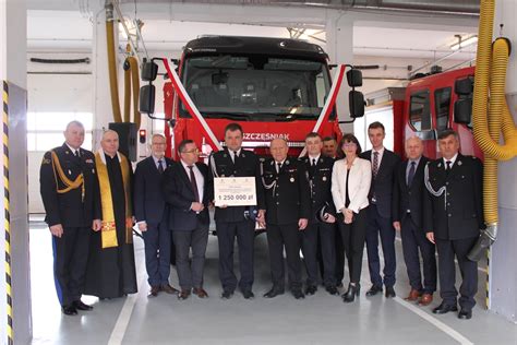 Zdjęcie z uroczystości wręczenia promes na wozy strażackie w Nowym Sączu