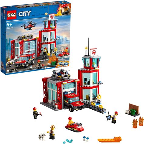 Zdjęcie przedstawiające zestaw LEGO City Remiza Strażacka 60215 w całości z pojazdami i figurkami