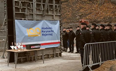 Zdjęcie historyczne przedstawiające ceremonię wmurowania aktu erekcyjnego Domu Harcerza