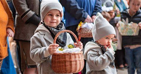zdjęcie przedstawiające mieszkańców uczestniczących w imprezie wielkanocnej, np. z koszyczkami lub dekoracjami