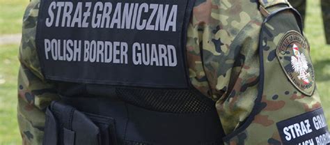 Zdjęcie polskiej strażniczki granicznej z komendantem odbierającej wyróżnienie