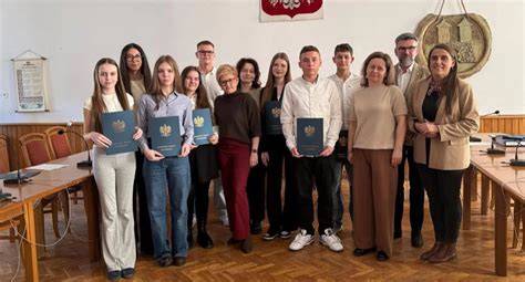 Spotkanie Młodzieżowej Rady, młodzi radni przy stole