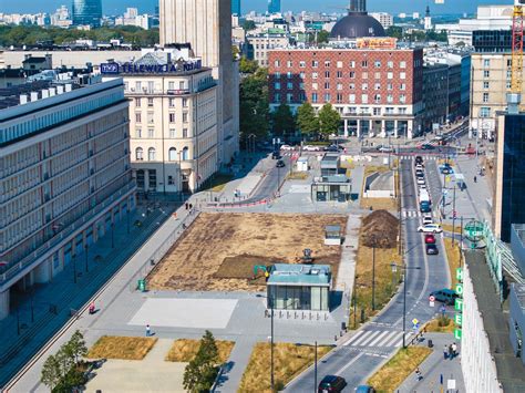 Zdjęcie przedstawiające wejście do siedziby TVP przy Placu Powstańców Warszawy