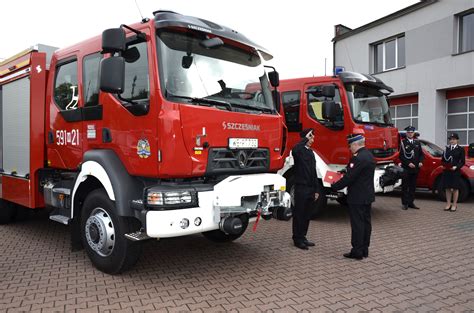 zdjęcie przekazania kluczyków do nowych samochodów strażackich