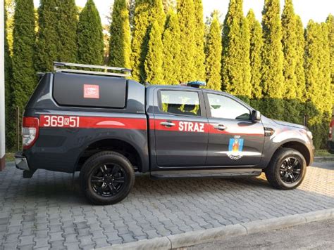 zdjęcie przekazania lekkiego samochodu specjalnego dla OSP Szydłów