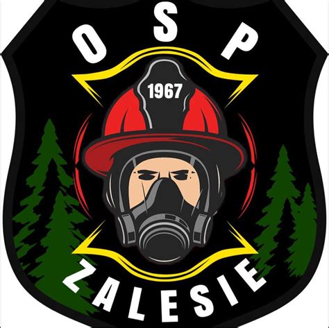 Zdjęcie grupowe członków OSP Zalesie przed remizą.