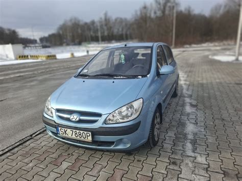 Spalony samochód osobowy marki Hyundai Getz na ulicy