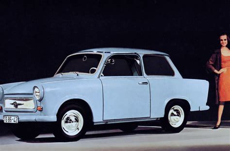 Zasłonięty dymem spalony Trabant na parkingu miejskim, Częstochowa
