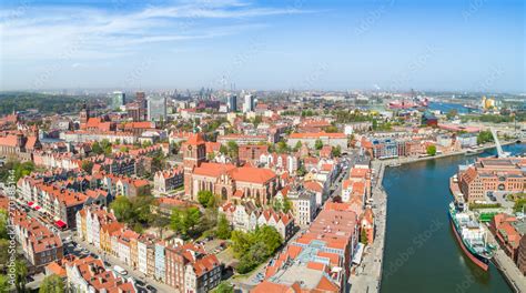 Panorama Gdańska z samochodami na tle, symbolizująca miasto dotknięte problemem podpaleń