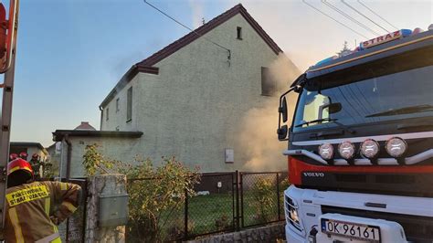 Zdjęcie przedstawiające pożar domu jednorodzinnego na osiedlu Zwięczyca