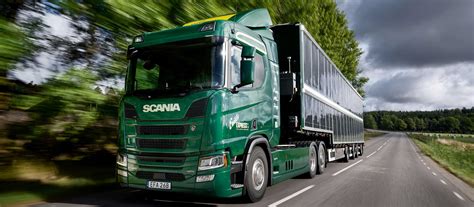 Zdjęcie ciężkiego samochodu specjalnego cysterny na podwoziu Scania z naczepą