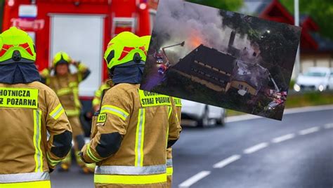 zdjęcie strażaków walczących z ogniem w nocy