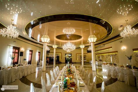 Elegancka sala bankietowa z oświetleniem