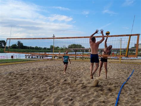 Zdjęcie przedstawiające turniej piłki siatkowej plażowej na pikniku