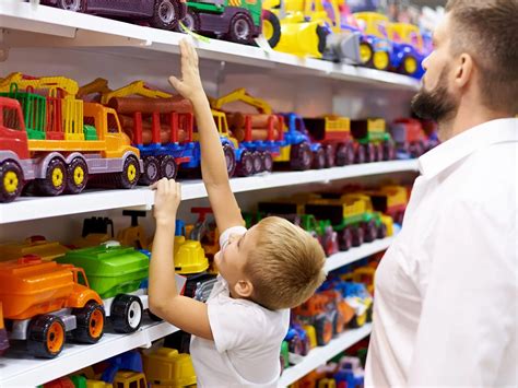 Zdjęcie wnętrza sklepu z zabawkami i artykułami dla dzieci
