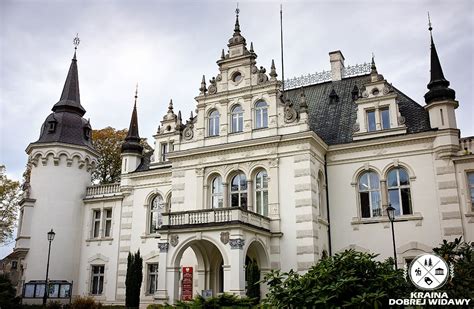 Pałac w Jelczu-Laskowicach objęty płomieniami