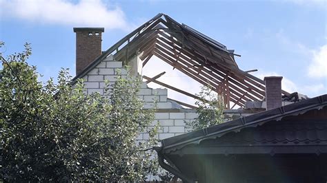 Zniszczony dach XIX-wiecznego pałacu w Golędzinowie