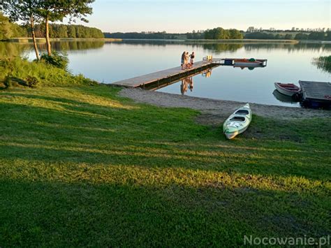 Płonący pustostan nad jeziorem w Słupowie