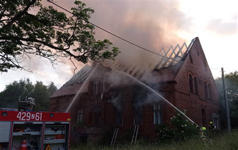 Spalony budynek gospodarczy w Dębinie z widocznymi szczątkami drobiu