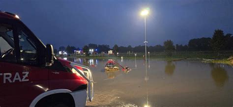 Pracujący strażacy w nocy przy gaszeniu kurnika w Chlebowie