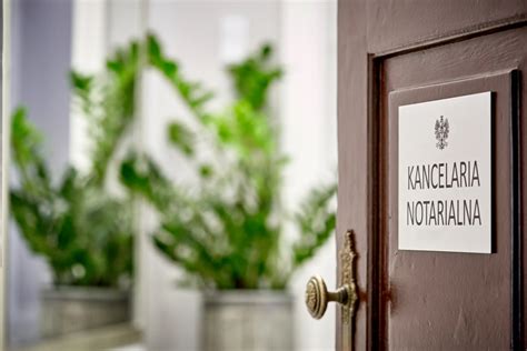 Zdjęcie przedstawiające wejście do kancelarii notarialnej lub tablicę informacyjną