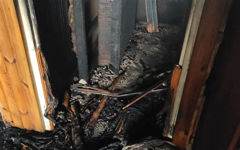 zdjęcie dymu wydobywającego się z okna płonącego mieszkania