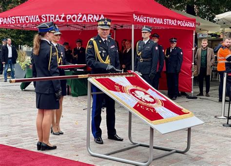 Sztandar strażacki podczas uroczystości przekazania