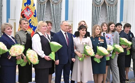 Zdjęcie grupowe zwycięskich drużyn podczas ceremonii wręczenia nagród