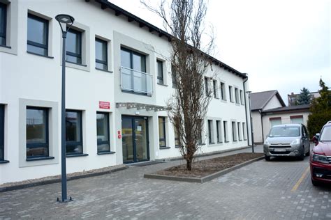 Zniszczony budynek Gminnego Ośrodka Pomocy Społecznej w Makowie po podpaleniu