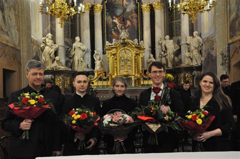 Zdjęcie z jubileuszowej Mszy Świętej, przedstawiające zgromadzonych członków i sympatyków