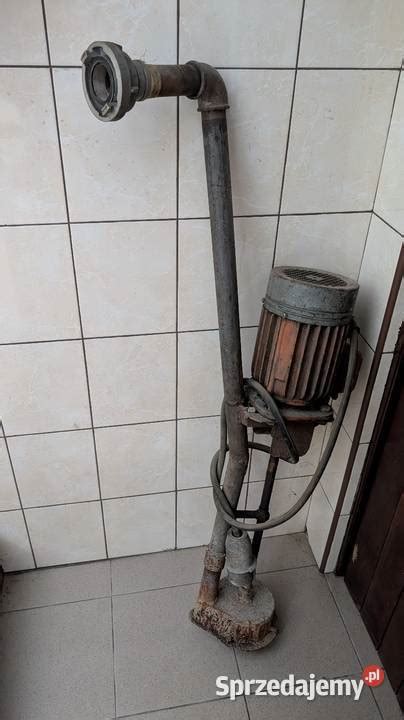 zdjęcie wnętrza przerobionego mlekowozu, widoczna pompa i węże strażackie