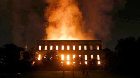Płonący budynek Muzeum Narodowego w Rio de Janeiro