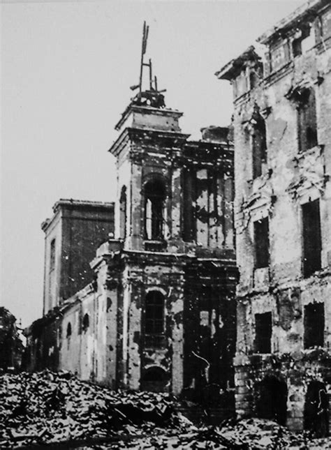 Zdjęcie historyczne przedstawiające ruiny Centralnej Szkoły Pożarniczej po Powstaniu Warszawskim