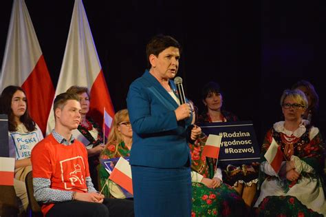 Wicepremier Beata Szydło przekazująca promesę przedstawicielom OSP Sędziejowice