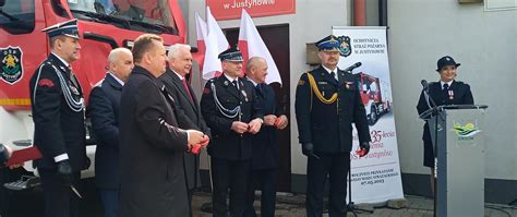 Uroczysty apel z okazji jubileuszu jednostki OSP z udziałem pocztów sztandarowych i zaproszonych gości