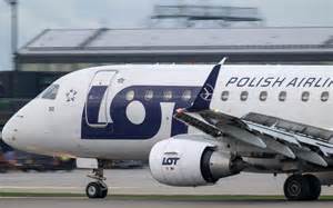 Zdjęcie samolotu Embraer 195 linii LOT na płycie lotniska