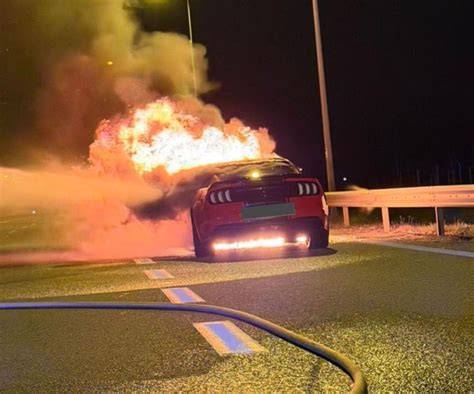 Płonący Ford Mustang na drodze ekspresowej S3
