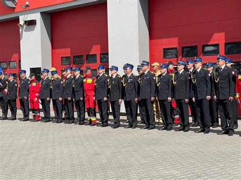Strażacy OSP Sękowa przyjmujący odznaczenia