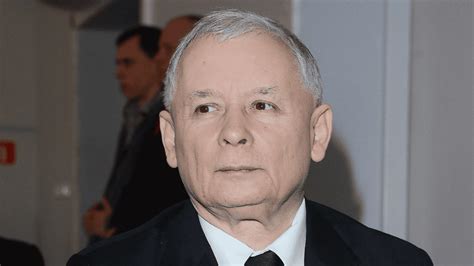 Jarosław Kaczyński w strażackim hełmie tyłem na przód