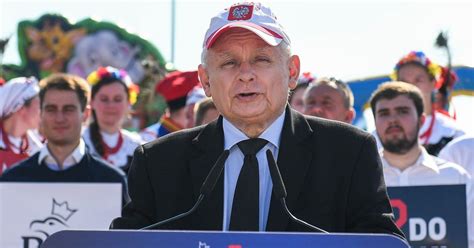 Jarosław Kaczyński w patriotycznej czapce z polskim godłem