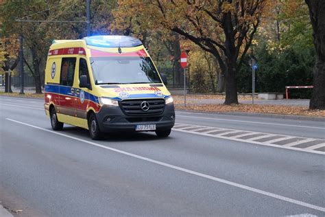 Fotografia pogotowia ratunkowego i straży pożarnej na miejscu zdarzenia