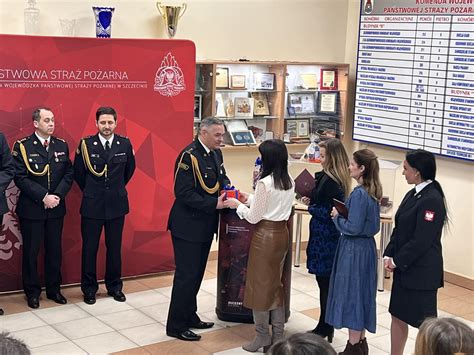 zdjęcie naczelnika dh Piotra Musiała z odznaczeniem