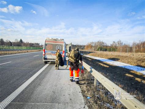 Zdjęcie akcji ratunkowej po wypadku drogowym lub wóz OSP Lubień